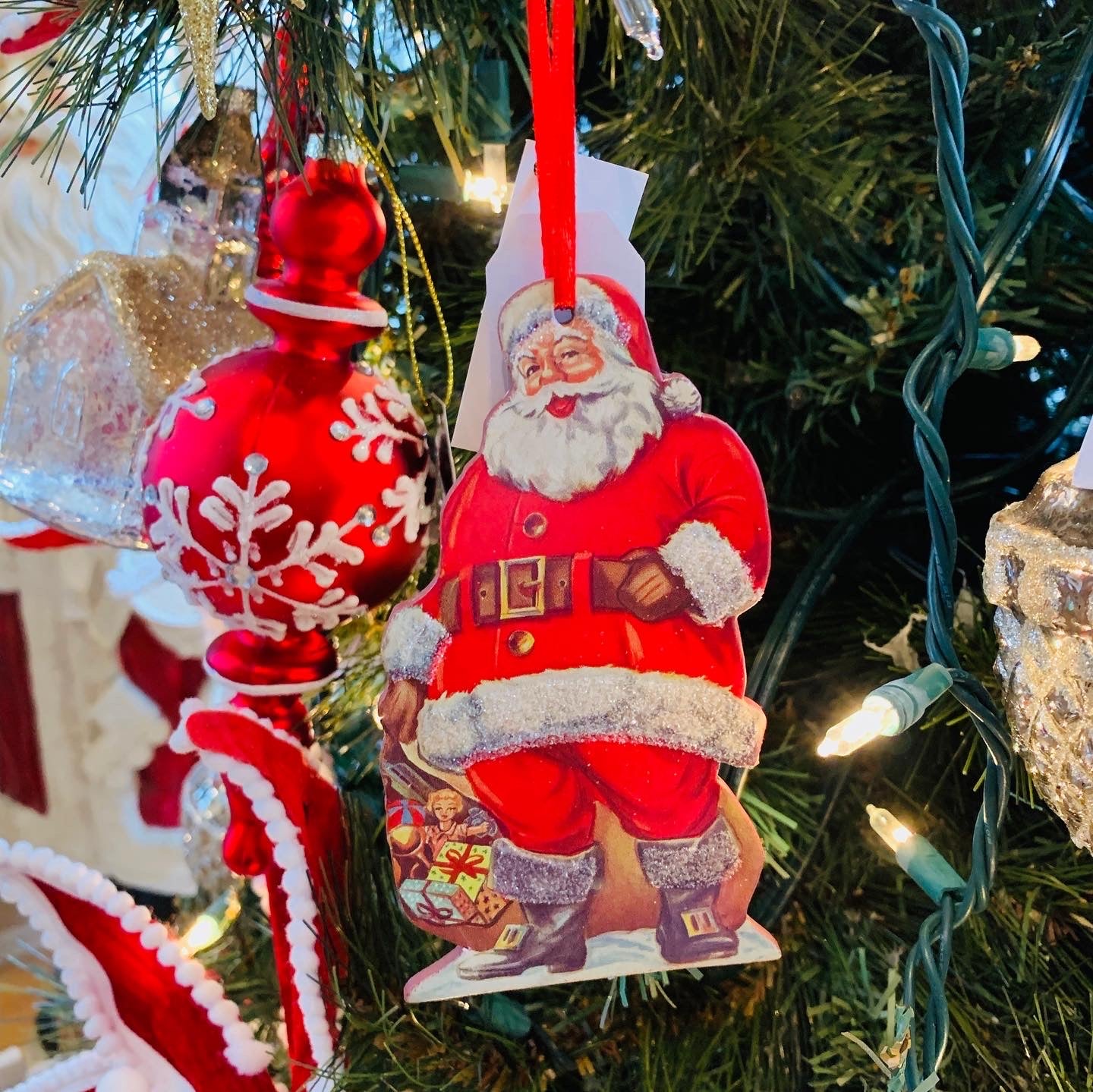 Classic Jolly Santa w/ Gold Bag Ornament